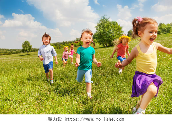 一群小孩子在户外草地上奔跑打闹努力幸福童年孩子幸福的人美好童年美好未来